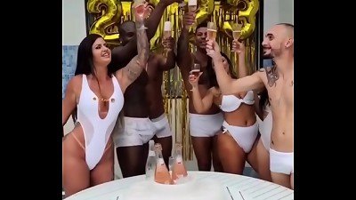 Festa de fim de ano acabou em uma orgia gostosa | Grupo no TeIegram: https://t.co/OBxCm4KXan