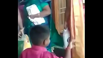 Tamil Aunty saree neval