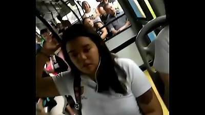 me mira el pene fijamente se lo quiere llevar a la boca y la chica del lado me ve y le arde la vista jajaja morbosas