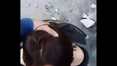 Chava en un terreno abandonado chupando verga hasta venirme en su boca