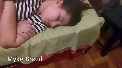 Myke brazil recebe a duda e mulata na sua para para dormir com ele. Veja Filmes Completo X-Video crimson