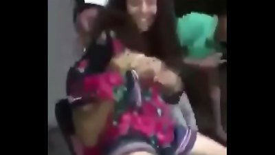 la hija estudiosa drogada desnud&aacute;ndose