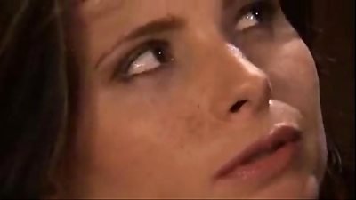 Patroa assiste empregados fodendo