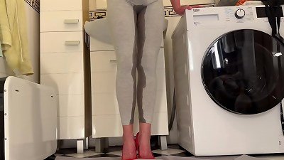 Desperate pee in My leggings and red classical High high-heeled slippers