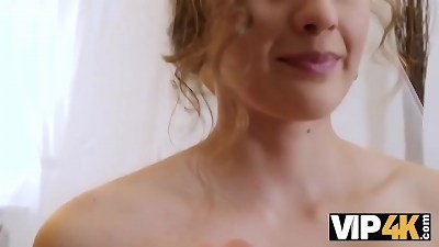 VIP4K. Un uomo ricco paga bene per scopare una giovane ragazza calda il giorno del suo matrimonio