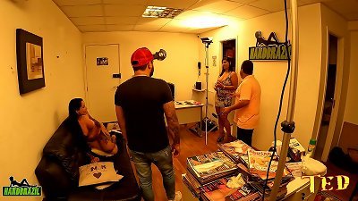 queen Elisa Sanches backstage with a duo who are huge admirers of this goddess - Nicoly Mattos - Anjinha Oficial - Lukas Zaad