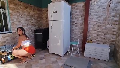 kinky neighbor is tidying her area with her huge ass to seduce me!