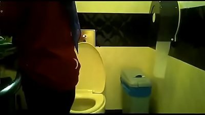 Ngintip cewek hijab kencing