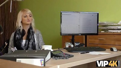 VIP4K. Nette junge dame gibt einen Kopf und spreizt die Beine im Leihb&uuml;ro