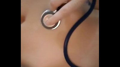 o medico veio me visitar em casa e termino me comendo... nao aguentei e terminei gozando no seu estetoscopio
