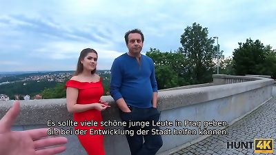 HUNT4K. B&ouml;ses M&auml;dchen verdient viel Geld mit ihrem magnificent K&ouml;rper vor ihrem armen Vater