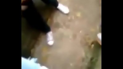 Colombianita loca ense&ntilde;a su arse y pussy a hombres desconocidos