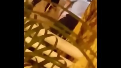 à¸žà¸¢à¸²à¸šà¸²à¸¥à¹à¸­à¸šà¹€à¸¢à¹‡à¸”à¸à¸±à¸šà¸à¸²à¸•à¸´à¸„à¸™à¹„à¸‚à¹‰à¸—à¸µà¹ˆà¸«à¸¥à¸±à¸‡à¹‚à¸£à¸‡à¸šà¸²à¸¥