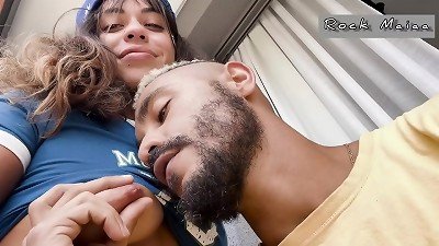 tirando leite de lindos seios em uma adora&ccedil;&atilde;o na varanda sem se importar com os vizinhos olhando.