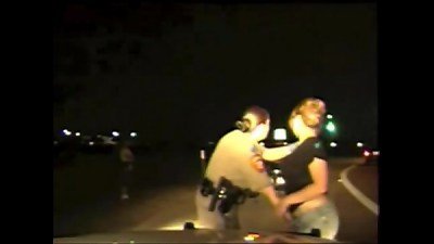 policial fazendo revista feminina