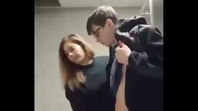 Novinho n&atilde;o aguentou a punheta da namorada e gozou bem rapidinho - https://bit.ly/demorandoparagozar