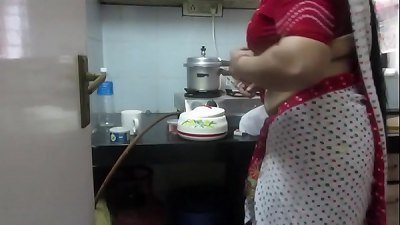 â–¶ Leena Bhabhi steaming navel Housewife 1