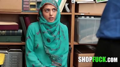 innocent Muslim girl Was Tricked And smashed By A Corrupt Cop - SHOPFUCK