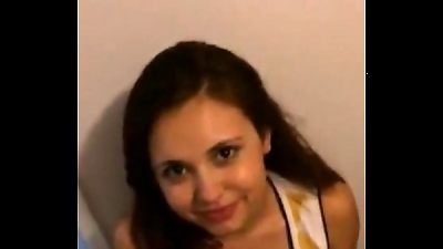 La hermosa carita de mi novia dando mamada