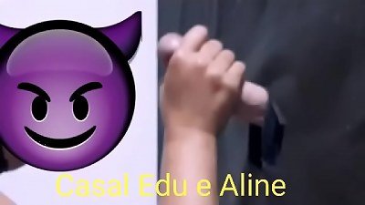 Casal Edu e Aline - Aline chupando no glory hole (buraco da gl&oacute;ria) na frente do corno - c&acirc;mera 2 - Demo