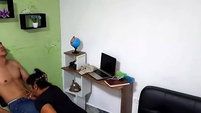 The employee is late for work and makes up for her delay with a good blowjob