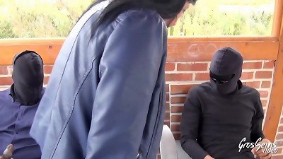 Maeva, mother libertine, bais&eacute;e par deux blacks pour le premi&egrave;re fois