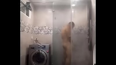 Me masturbo en el ba&ntilde;o