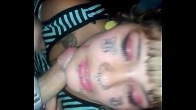 Me la come exquisito le entierro el cabez&oacute;n en su culazo de stripper le pongo leche en la cara la pongo contra un mueble la hacemos piola por que estamos escondidos jaaaaa