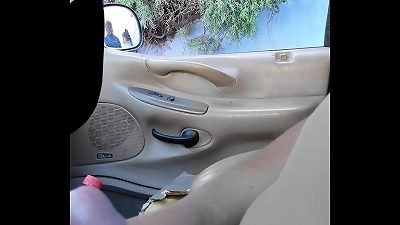 Le muestro la verga en el carro y le gusta