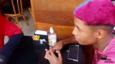 Macaco ventura no Rio de Janeiro goza em casa abandonada