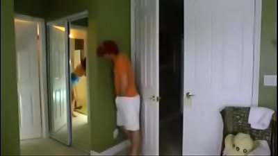 Flagrou a madrasta fudendo e meteu a vara tamb&eacute;m www.cadelanocio.com.br