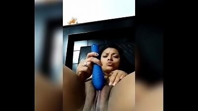 Jugando con telas y ense&ntilde;ando las tetas