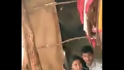 à¤®à¥à¤¨à¥à¤¨à¤¾ à¤˜à¤° à¤ªà¤‚à¤¹à¥à¤šà¤¾ à¤¤à¥‹ à¤¦à¥‡à¤–à¤¾ à¤•à¥€ à¤‰à¤¸à¤•à¥€ à¤¬à¥€à¤µà¥€ à¤…à¤ªà¤¨à¥‡ à¤­à¤¾à¤ˆ à¤¸à¥‡ à¤šà¥à¤¦à¤µà¤¾ à¤°à¤¹à¥€ à¤¹à¥ˆ, à¤¸à¤¾à¤²à¤¾ à¤…à¤ªà¤¨à¥€ à¤¹à¥€ à¤¬à¥œà¥€ à¤¬à¤¹à¤¨ à¤•à¥‹ à¤šà¥‹à¤¦ à¤°à¤¹à¤¾ à¤¹à¥ˆ