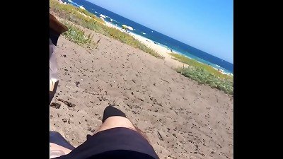 Garganta profunda en la playa, sale mal